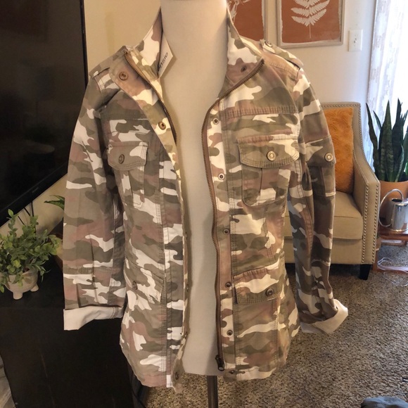 Kensie Jackets & Blazers - Nwt Kensie Camo zipper & snap button closure